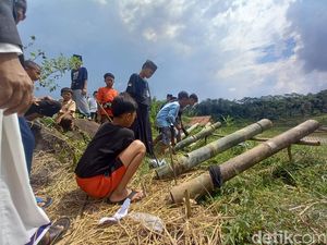 Bahagia Itu Sederhana, Ngabuburit Sambil Mainan Meriam Bambu Bahagia Itu Sederhana, Ngabuburit Sambil Mainan Meriam Bambu