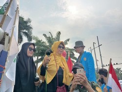 Seorang Wanita Lansia Tiba-tiba Orasi di Demo 11 April: Jokowi Turun!