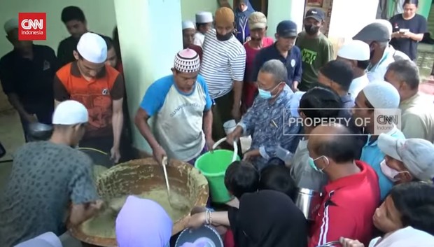 Bubur mudhor khas kampung arab di tuban jawa timur/Foto: youtube.com/CNN Indonesia Bubur mudhor khas kampung arab di tuban jawa timur/Foto: youtube.com/CNN Indonesia