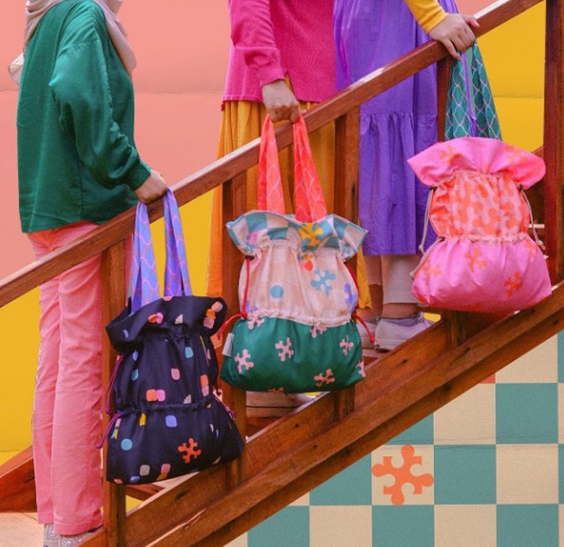 Tote bag model serut dengan gambar dan warna yang unik