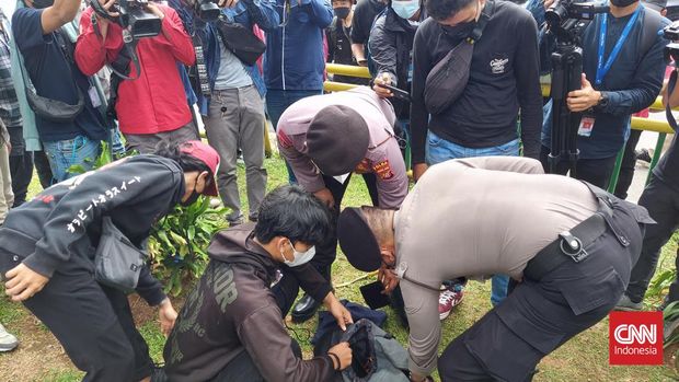 Rencana aksi di depan kompleks parlemen dilakukan oleh aliansi mahasiswa yang tergabung dalam Badan Eksekutif Mahasiswa Seluruh Indonesia (BEM SI). Aksi tersebut membawa tuntutan utama menolak wacana perpanjangan masa jabatan presiden dan penundaan pemilu. CNN Indonesia/Thohirin