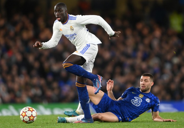 LONDON, ENGLAND - APRIL 06: Mateo Kovacic of Chelsea is challenges Ferland Mendy of Real Madrid during the UEFA Champions League Quarter Final Leg One match between Chelsea FC and Real Madrid at Stamford Bridge on April 06, 2022 in London, England. (Photo by Mike Hewitt/Getty Images)