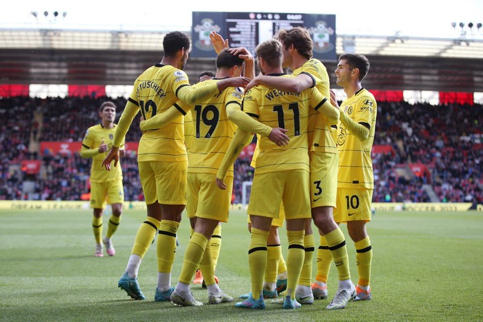 SOUTHAMPTON, ENGLAND - APRIL 09: Mason Mount of Chelsea celebrates after scoring their sides second goal with team mates during the Premier League match between Southampton and Chelsea at St Marys Stadium on April 09, 2022 in Southampton, England. (Photo by Steve Bardens/Getty Images)