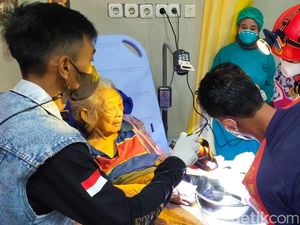 Damkar Blitar Lepaskan 4 Cincin yang Melekat di Jari Nenek 106 Tahun Damkar Blitar Lepaskan 4 Cincin yang Melekat di Jari Nenek 106 Tahun
