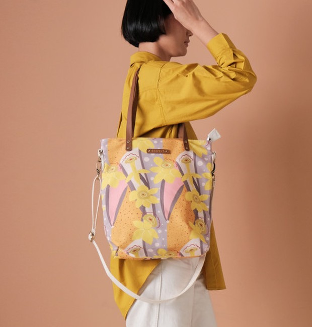 Tote bag dengan motif bunga dafodill berwarna kuning