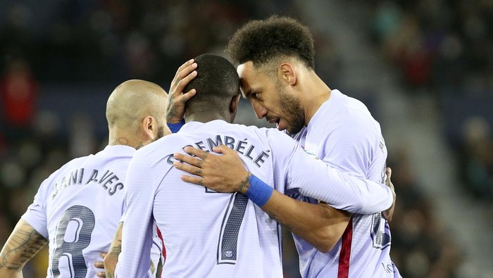 Barcelonas Pierre-Emerick Aubameyang, right, celebrates with Ousmane Dembele after scoring his sides first goal during a Spanish La Liga soccer match between Levante and Barcelona at the Ciutat de Valencia stadium in Valencia, Spain, Sunday, April 10, 2022. (AP Photo/Alberto Saiz)