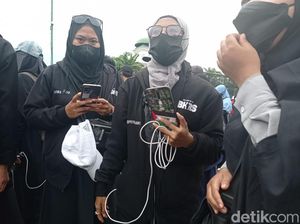 Kala Emak-emak Berjaket IBHRS Ikutan Demo Bareng Mahasiswa
