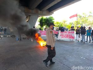 Massa Demo 11 April Bakar Ban di Fly Over Makassar, Kantor DPRD Sulsel Sepi Massa Demo 11 April Bakar Ban di Fly Over Makassar, Kantor DPRD Sulsel Sepi