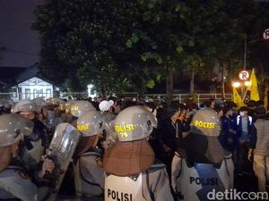 Demo 11 April di Bogor Masih Berlangsung, Water Cannon Disiagakan