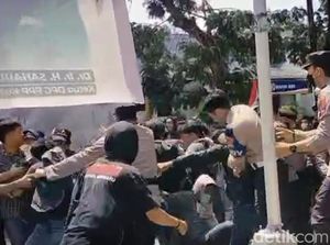 Demo 11 April di Enrekang Ricuh, 1 Mahasiswa Kena Tonjok Polisi