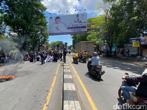 Demo Mahasiswa UIN Makassar Diwarnai Aksi Bakar Ban-Tutup Jalan Alauddin Demo Mahasiswa UIN Makassar Diwarnai Aksi Bakar Ban-Tutup Jalan Alauddin