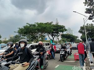 Massa Mahasiswa Bergerak ke DPR, Lalin Jalan Gerbang Pemuda Senayan Macet!