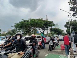 Massa Mahasiswa Bergerak ke DPR, Lalin Jalan Gerbang Pemuda Senayan Macet!
