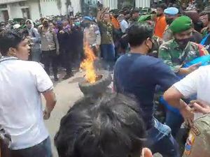 Mahasiswa Bakar Ban di Depan Gubernur dan Ketua DPRD