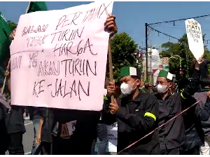 Demo Tolak 3 Periode-Harga BBM, HMI Blitar Gelar Aksi Jalan Mundur