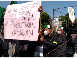 Demo Tolak 3 Periode-Harga BBM, HMI Blitar Gelar Aksi Jalan Mundur