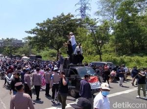 Demo Mahasiswa Bangkalan Tolak Presiden 3 Periode Sempat Bikin Macet Suramadu