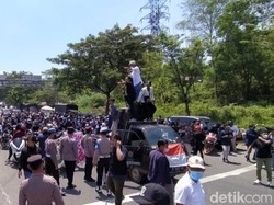 Demo Mahasiswa Bangkalan Tolak Presiden 3 Periode Sempat Bikin Macet Suramadu