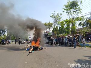 Demo Bangkalan Ricuh, Mahasiswa Disemprot Air dan Terkena Pukulan