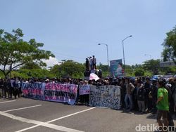 Sederet Demo 11 April di Jatim, Mulai Aksi Damai Hingga Ricuh Bangkalan