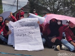 Mahasiswi Bentangkan Harga Minyak Lebih Mahal Daripada Harga Diri