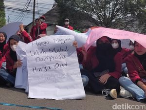 Mahasiswi Bentangkan Harga Minyak Lebih Mahal Daripada Harga Diri Mahasiswi Bentangkan Harga Minyak Lebih Mahal Daripada Harga Diri