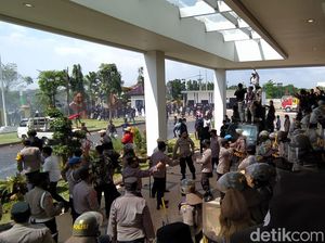 Snapshot: Demo di Bangkalan Ricuh, Mahasiswa Berdarah-darah