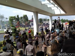 Snapshot: Demo di Bangkalan Ricuh, Mahasiswa Berdarah-darah