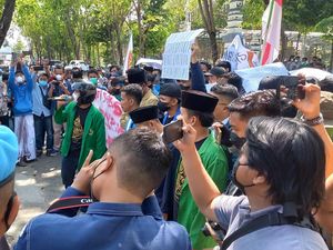 BEM Sampang Geruduk DPRD Tolak Perpanjangan Jabatan Presiden