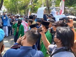 BEM Sampang Geruduk DPRD Tolak Perpanjangan Jabatan Presiden