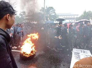 Akun WA Tiga Mahasiswa Bandung Diretas Saat Demo 21 April Akun WA Tiga Mahasiswa Bandung Diretas Saat Demo 21 April