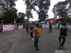 Mahasiswa Bentangkan Ragam Spanduk di Depan Gedung Sate