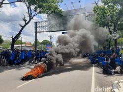 Ricuh! Massa Demo 11 April Lempari Batu ke Gedung DPRD Sultra