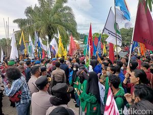Mahasiswa Mahakam Demo di Kaltim: Jangan Susahkan Warga dengan BBM Naik!