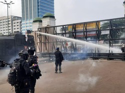 Massa Lempar Batu ke Gedung DPR, Polisi Tembakkan Gas Air Mata & Water Cannon