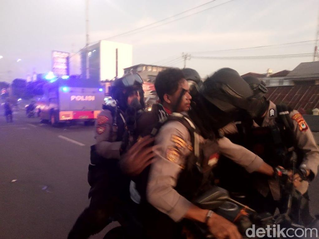 2 Terduga Provokator Demo Ricuh di Makassar Diamankan Polisi
