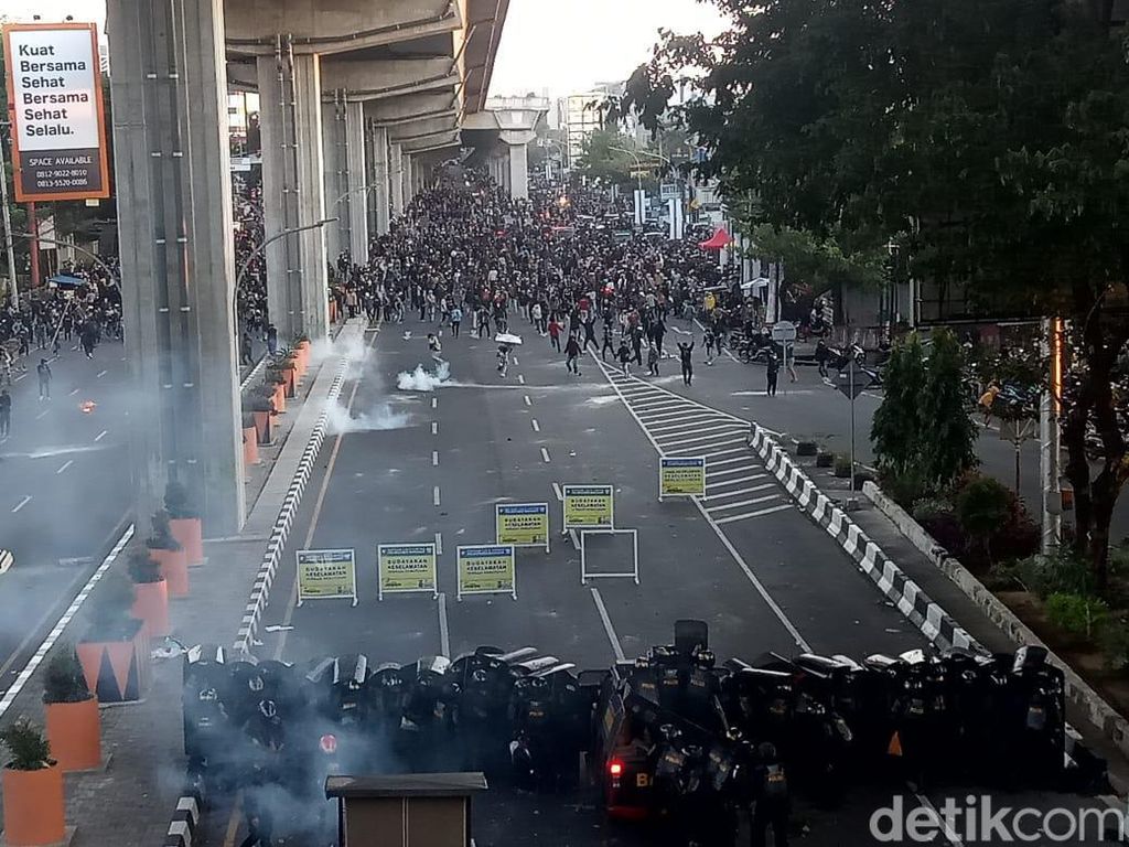 Ricuh Demo Tolak Presiden 3 Periode di Makassar Berujung 27 Orang Ditangkap