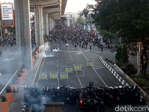 Polisi Masih Tahan 12 Orang Diduga Penyusup Demo 11 April Makassar yang Ricuh Polisi Masih Tahan 12 Orang Diduga Penyusup Demo 11 April Makassar yang Ricuh
