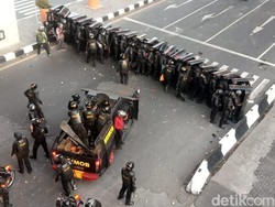Demo Mahasiswa Makassar di DPRD Sulsel Ricuh, Polisi Tembakkan Gas Air Mata