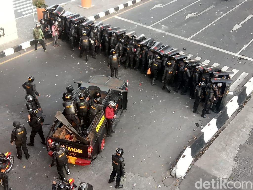 Demo Mahasiswa Makassar di DPRD Sulsel Ricuh, Polisi Tembakkan Gas Air Mata