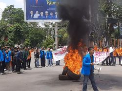 Sampaikan Tuntutan, Mahasiswa Membakar Ban