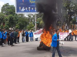 Sampaikan Tuntutan, Mahasiswa Membakar Ban