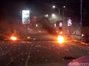 Bertahan hingga Tengah Malam, Mahasiswa Unismuh Makassar Dipukul Mundur Bertahan hingga Tengah Malam, Mahasiswa Unismuh Makassar Dipukul Mundur
