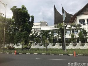 Jelang Demo 11 April, Gedung DPRD Sumbar Dilapisi Kawat Berduri Jelang Demo 11 April, Gedung DPRD Sumbar Dilapisi Kawat Berduri