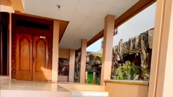 8 Foto Rumah Viral Berdesain Unik di Tegal, Megah di Tengah Desa