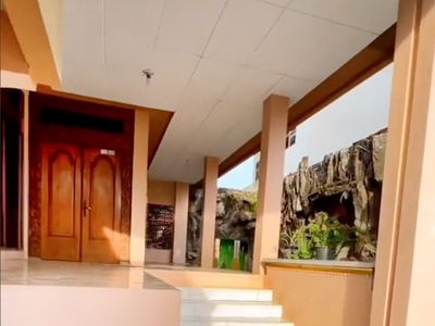 8 Foto Rumah Viral Berdesain Unik di Tegal, Megah di Tengah Desa
