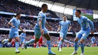 Pemain Manchester City Gabriel Jesus (tengah) merayakan dengan rekan satu timnya setelah mencetak gol kedua timnya.