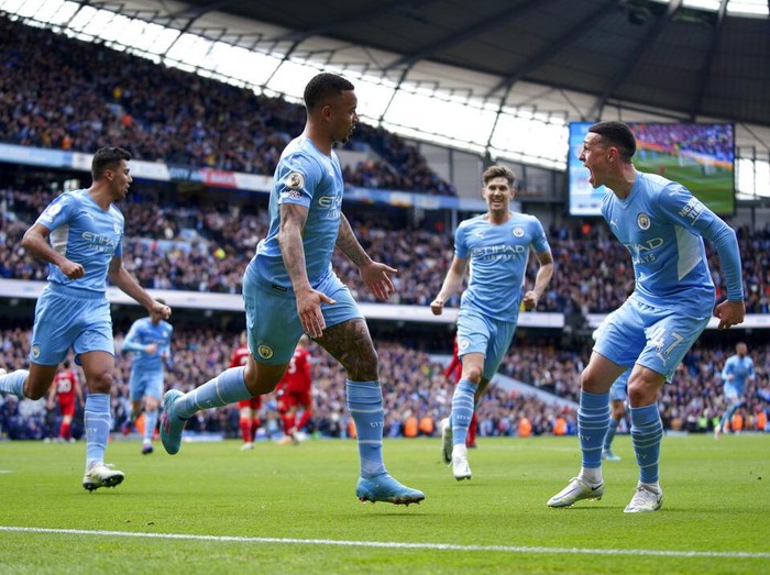 Manchester City's Kevin De Bruyne, centre, celebrates after scoring the opening goal of the game during the English Premier League soccer match between Manchester City and Liverpool, in Manchester, England, Sunday, April 10, 2022. (AP Photo/Jon Super)