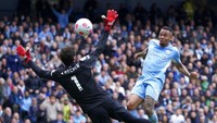 Gabriel Jesus kembali membawa Man City memimpin pada menit ke-36. Skor 2-1 bertahan sampai babak pertama selesai.
