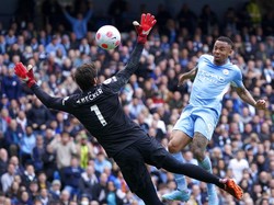 Gabriel Jesus kembali membawa Man City memimpin pada menit ke-36. Skor 2-1 bertahan sampai babak pertama selesai.